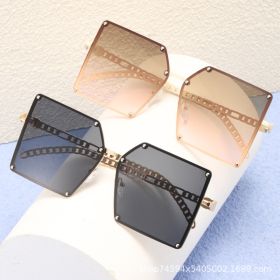 Big frame sunglasses personality chain mirror legs fashion street photography show sun shading sunglasses women (Lens color: Gold framed grey chip)